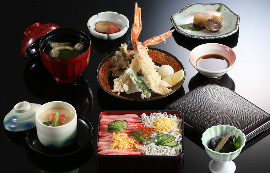 ずわい蟹と釜揚げしらす重御膳 和楽